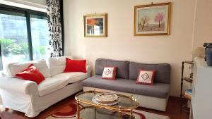 A seating area at Vuemme 97