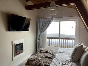Ένα ή περισσότερα κρεβάτια σε δωμάτιο στο Park City Serenity Spa Cabin