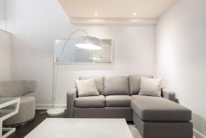 sala de estar con sofá y silla en Parc Avenue Residences Mile End en Montreal