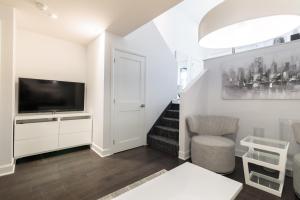 Uma TV ou centro de entretenimento em Parc Avenue Residences Mile End