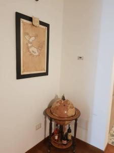 une table dans une pièce avec une photo sur le mur dans l'établissement G&E Bed & Breakfast - Austis, à Austis