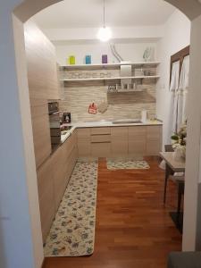una cucina con bancone e tappeto sul pavimento di G&E Bed & Breakfast - Austis ad Austis