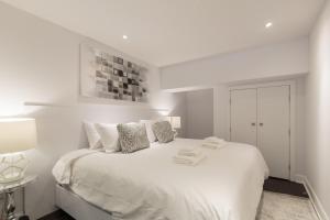 Cama ou camas em um quarto em Parc Avenue Residences Mile End