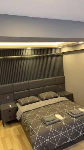 een slaapkamer met een bed met 2 kussens erop bij İstanbul Super Residance in Istanbul