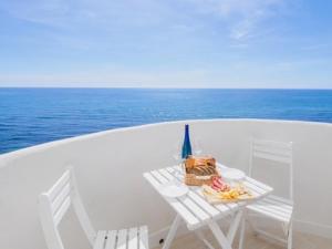een tafel en stoelen op een boot met uitzicht op de oceaan bij Apartment on Beach Mijas 2 in Sitio de Calahonda