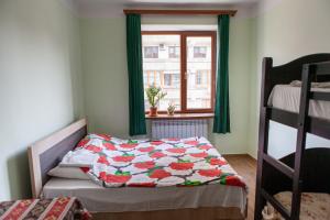 1 dormitorio con cama y ventana en Center Hostel and Tours en Ereván