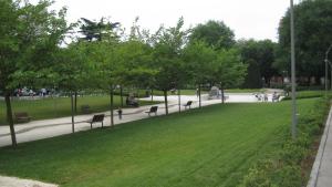 park z ławkami i trawnikiem w obiekcie Albergo Anelli w mieście Lodi