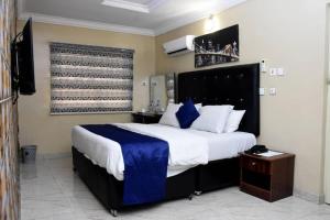 Letto o letti in una camera di 24-7 Electricity Agore Hotels and Suites Ltd