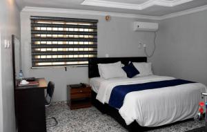 Letto o letti in una camera di 24-7 Electricity Agore Hotels and Suites Ltd