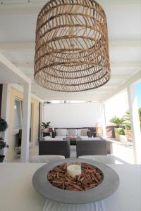 里米尼的住宿－Terrazza sul mare，挂在桌子上的一个大吊灯,上面有蛋糕