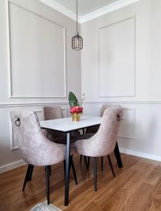 Comfort Lux Residence في بانيا لوكا: غرفة طعام مع طاولة بيضاء وكراسي +48 صورة