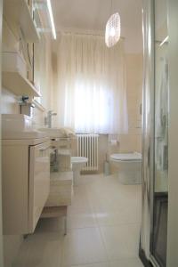 里米尼的住宿－Terrazza sul mare，浴室配有盥洗盆、卫生间和浴缸。
