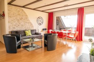 un salon avec un canapé et une table dans l'établissement Art City-Studios Kassel 4 und 8, groß, modern, citynah, je 3 Schlafzimmer, kostenfreie Parkplätze, Süd-Balkons, ruhig, Herkulesblick, à Cassel