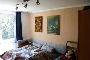um quarto com uma cama e uma fotografia na parede em Ferienhaus "Ullersdorfer Teiche" em Ullersdorf