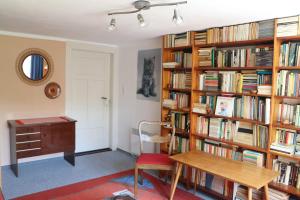 um quarto com prateleiras de livros cheias de livros em Ferienhaus "Ullersdorfer Teiche" em Ullersdorf