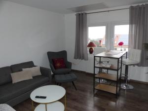 a living room with a couch and a table at Ferienwohnung in Porta Westfalica
