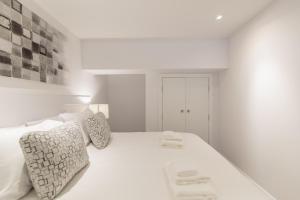 Cama ou camas em um quarto em Parc Avenue Residences Mile End