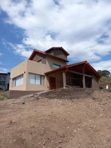 una casa en construcción encima de un montón de tierra en Sueños de Montaña en Villa Yacanto