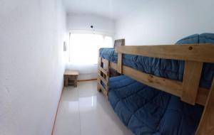 two bunk beds in a room with a window at Sueños de Montaña in Villa Yacanto