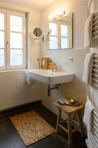 un baño con lavabo y espejo en Adler Schiltach Boutique Hotel und Restaurant, en Schiltach
