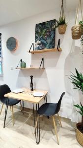 a dining room with a table and chairs at Studio de charme climatisé Gare Riquier in Nice