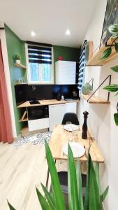 cocina con mesa de madera en una habitación en Studio de charme climatisé Gare Riquier, en Niza