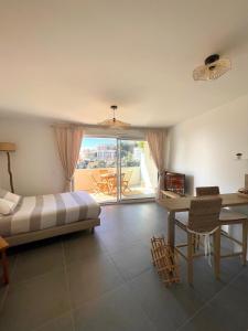 Postel nebo postele na pokoji v ubytování Luxueux Studio Neuf - Frontière Monaco - Piscine - Parking privé + 37 fotografií