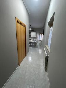 a hallway with a door and a dining room at B&B Casa Mimì in San Ferdinando di Puglia