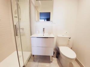 a bathroom with a toilet and a sink and a shower at Studio tout confort in Blaye-les-Mines