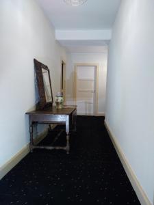 pasillo con espejo y tocador en Chambres d'hôtes proche d'Epinal, Vosges 88270, 