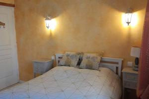 Gite LOT'ivier Piscine Nature Lot客房内的一张或多张床位
