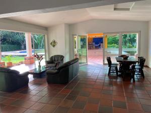 ビリャビセンシオにあるFinca Villa juanesのリビングルーム(ソファ、テーブル、椅子付)