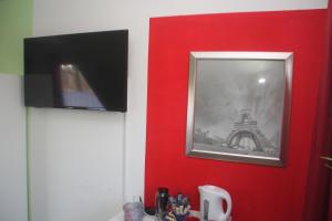 a red wall with a picture of the eiffel tower at Möwennest im Umland Hamburgs in Henstedt-Ulzburg