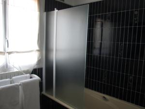 een badkamer met een douche met een glazen deur bij Les Milahinas in Lescure-dʼAlbigeois +51 foto's