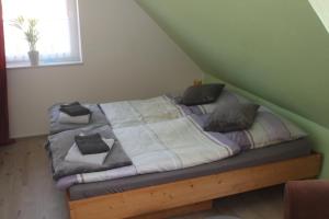 una cama con almohadas en una habitación en Möwennest im Umland Hamburgs, en Henstedt-Ulzburg