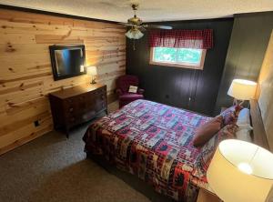Postel nebo postele na pokoji v ubytování The Lakeside Eagle's Nest Near the Trail