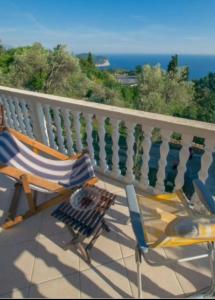 een paar stoelen en een tafel op een balkon bij House Stijepovic in Petrovac na Moru