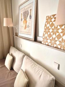 馬勒莫爾的住宿－Appartement Golf de Pont Royal，客厅配有沙发和墙上的照片