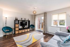 a living room with a tv and a couch at Stunning 3BD Home Hillsborough Sheffield in Sheffield