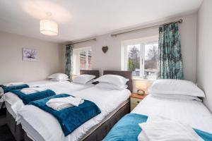 een slaapkamer met 2 bedden en een raam bij Stunning 3BD Home Hillsborough Sheffield in Sheffield