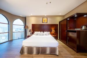 Кровать или кровати в номере 1 Land Premium Hotel
