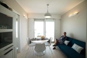 トッレ・サン・ジョヴァンニ・ウジェントにあるAppartamento Mare Verdeの居間のソファに座る男