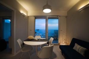 トッレ・サン・ジョヴァンニ・ウジェントにあるAppartamento Mare Verdeのリビングルーム(テーブル、椅子、窓付)