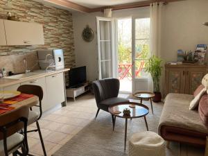 een woonkamer met een bank en een tafel bij Les Milahinas in Lescure-dʼAlbigeois