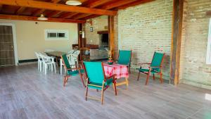 a patio with a table and chairs and a brick wall at Lo de Jorge SIN Pileta fuera de temporada in Santiago del Estero