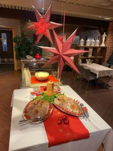 una mesa con platos de comida y estrellas en ella en Hotel Lapuahovi, en Lapua