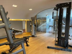 a room with a gym with a treadmill and a staircase at *BRANDNEW* MODERNES APARTMENT IN DEN WEINBERGEN MIT POOL UND SAUNA in Spielfeld