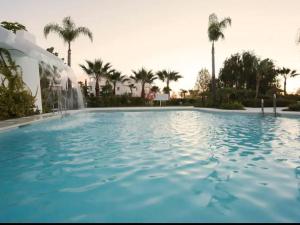 Basen w obiekcie Alcazaba Blue Lagoon 3 bedroom, Ground floor Apartment lub w pobliżu