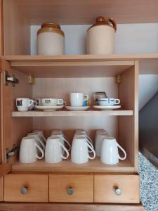 Příslušenství pro přípravu čaje a kávy v ubytování Gibraltar Views Guest House