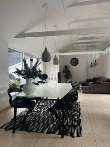 - un salon avec une table, des chaises et un canapé dans l'établissement New Yorker lejlighed, à Aarhus